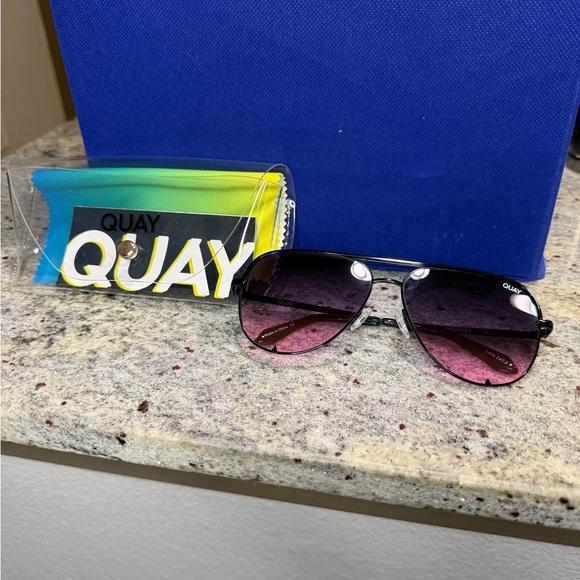 Quay Australia High Key Gradient Sunglasses - Black and Pink - Picture 2 of 2